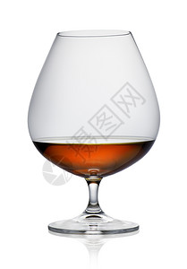 高脚杯透明金子在白色背景上孤立的白兰地高尔特图片