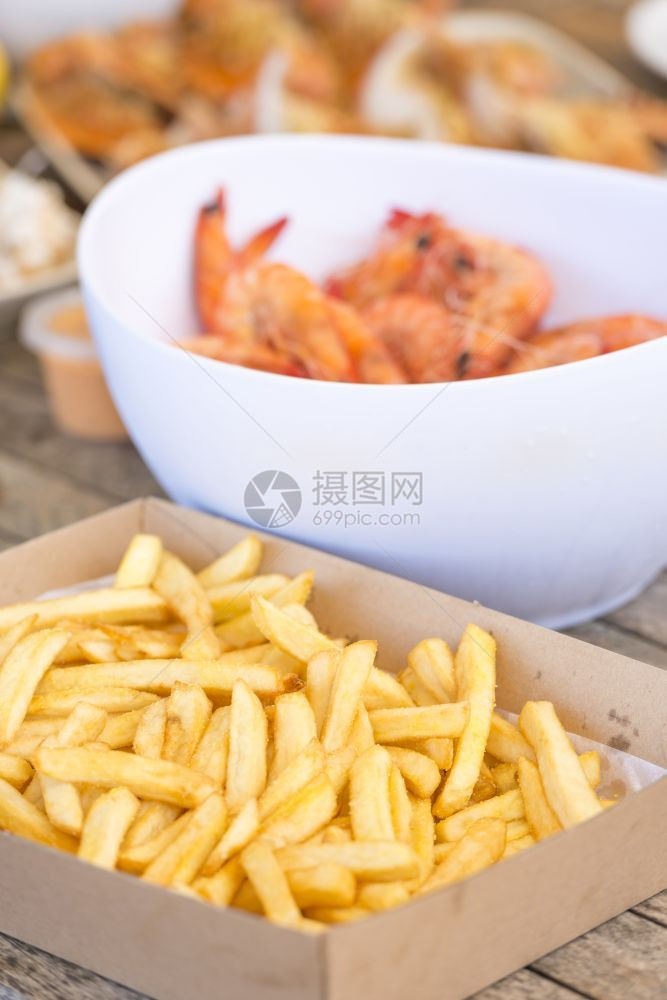 混合拼盘门户14澳大利亚经典海产食品午餐包括薯条虾螃蟹和户外餐桌上的更多图片