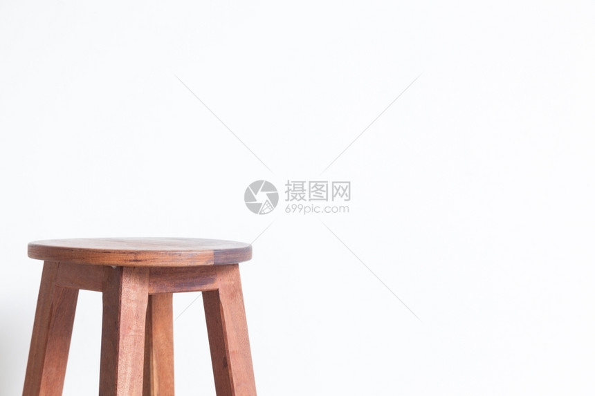 现代的硬木在一个有白墙的房间里用木制椅子一种图片