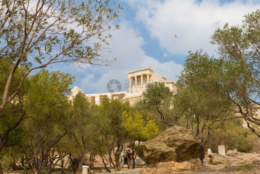 树木蓝色的希腊雅典大都会在橄榄树后面像一只钉状苍蝇寺庙图片