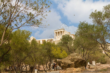树木蓝色的希腊雅典大都会在橄榄树后面像一只钉状苍蝇寺庙图片
