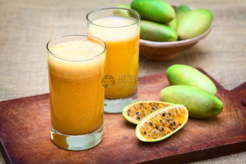 混合由拉丁美洲水果制作的新鲜汁称为香蕉激情果实LatPassifloratripartita西班牙文主要为tumbocuruba图片