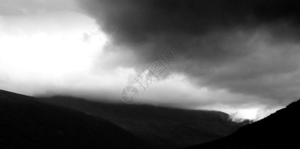 北特罗姆瑟明亮的黑白阴山风景背黑白阴山风背高清高清图片