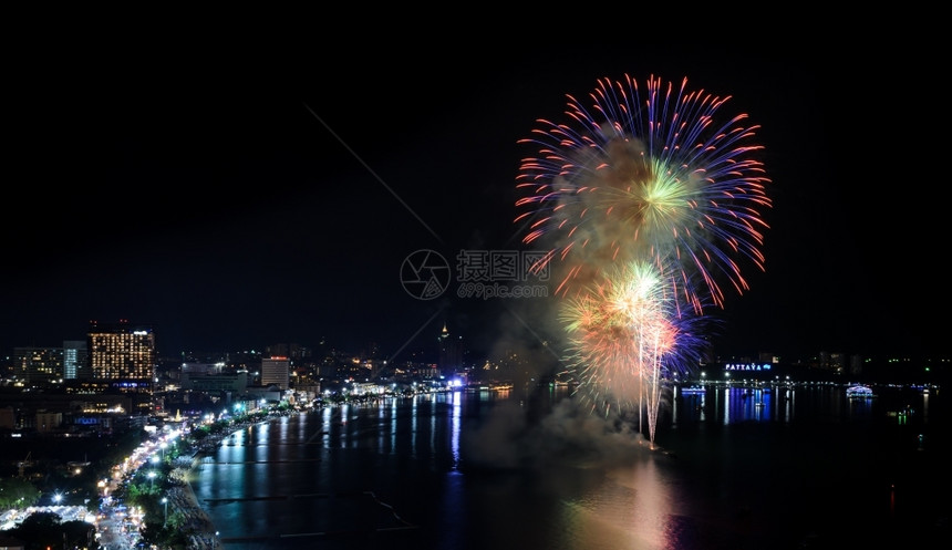 红色的在泰国海滩用烟花在上对帕塔亚市进行空中巡视天线丰富多彩的图片