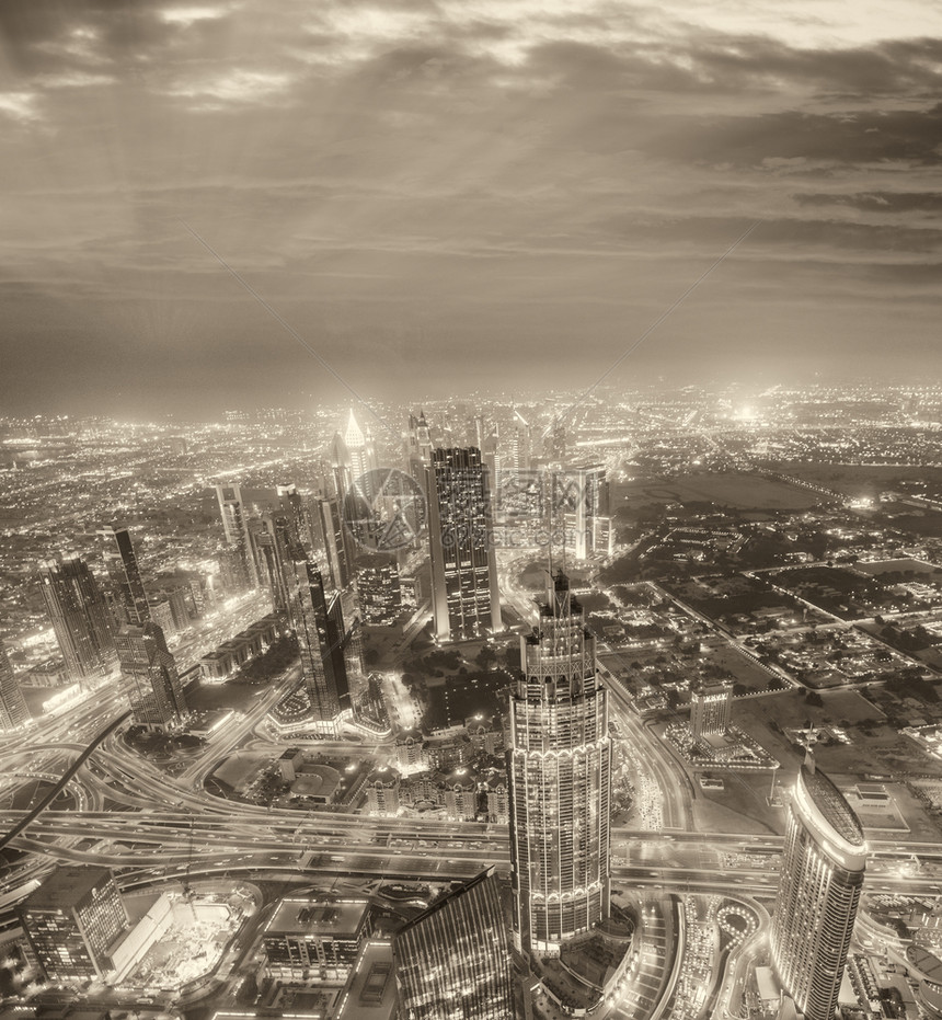 在日落时看到的迪拜市中心鸟瞰图在日落时看到的迪拜市中心鸟瞰图天空旅行线图片