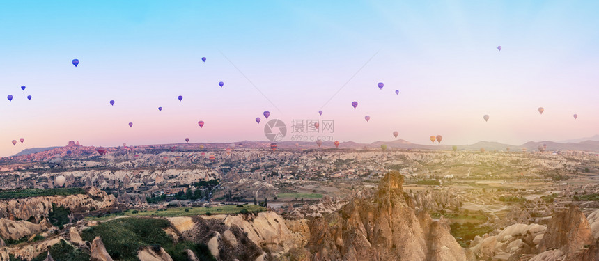 黎明时在戈雷梅山谷上空的多彩气球黎明时在土耳其卡帕多西亚黎明时在戈尔梅山谷上空的土耳其多彩气球日出爬坡道自由图片