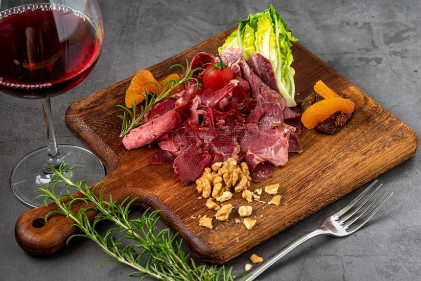 餐桌开胃菜有不同的防食格里希尼胡桃小吃和葡萄酒橄榄盘子桌图片