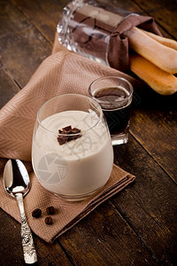巧克力咖啡浓木制桌子上美味自和分解的提拉米苏相片图片