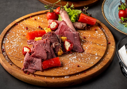 意大利语小吃红色的餐桌开胃菜有不同的抗苦食格里希尼胡桃零食图片