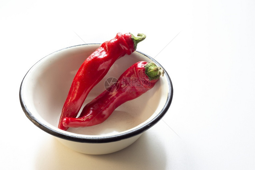 健康胡椒杯子热辣椒在甜菜酱碗里放白色背景的图片