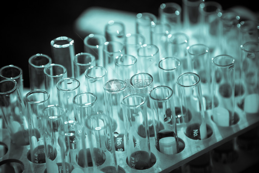 实验室科学研究玻璃物品添加到几个试管之一的科学实验在研究实验室一种乐器脱氧核糖酸图片
