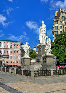 乌克兰基辅0712乌克兰基辅外交部附近的奥尔加公主纪念碑在一个阳光明媚的夏日早晨乌克兰基辅奥尔加公主纪念碑城市景观正方形雕像背景图片