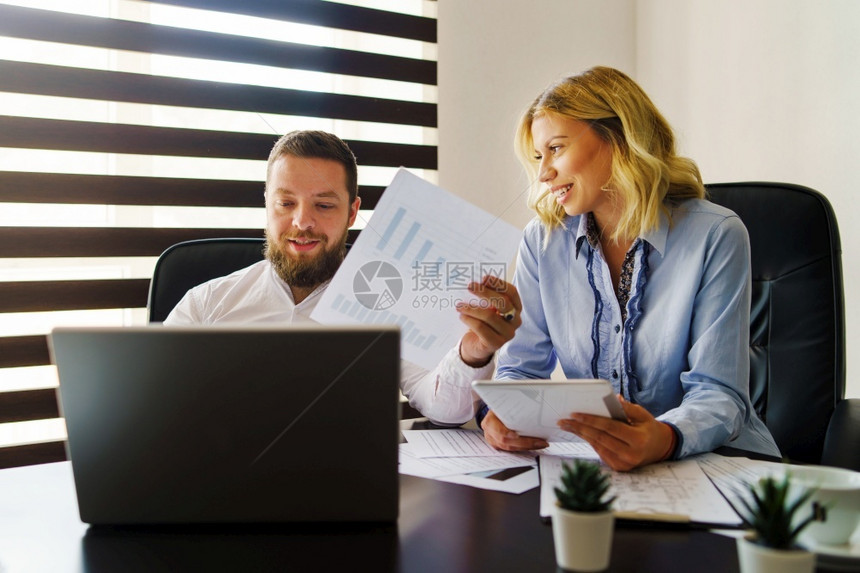 年轻的自信在办公室看望项目文件的年轻天主教男女青年在办公室看项目文件女士图片