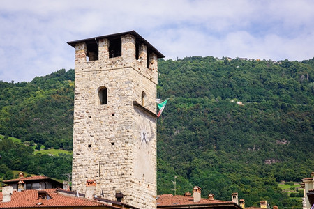户外中间湖古老的塔楼在三世纪Pisogne镇兴建高清图片