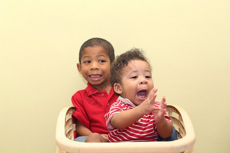 衬衫两个混种兄弟注意前婴儿的容貌种族黑暗图片