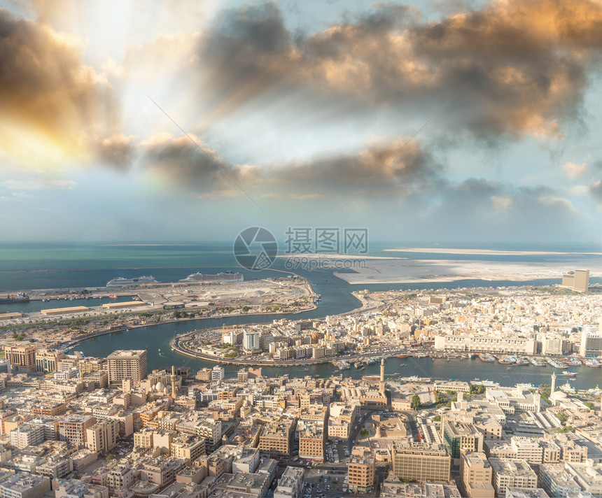 全景以Deira天际线绕风迪拜溪阿联酋河与Deira天际线沿风的空中观察阿联酋地标市中心图片