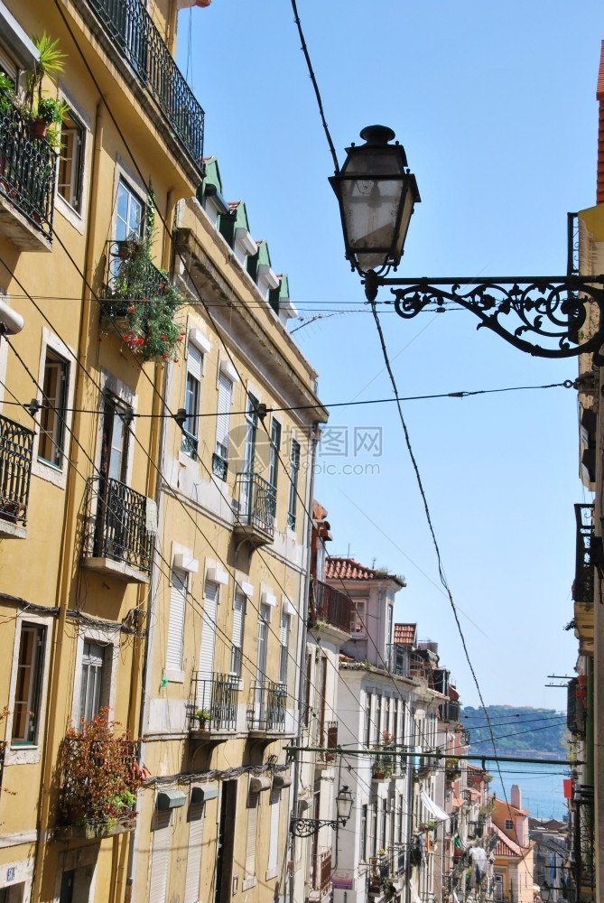 蓝色的市中心城葡萄牙里斯本古董建筑和灯台的美丽传统景象葡萄牙河底图案背景情况图片