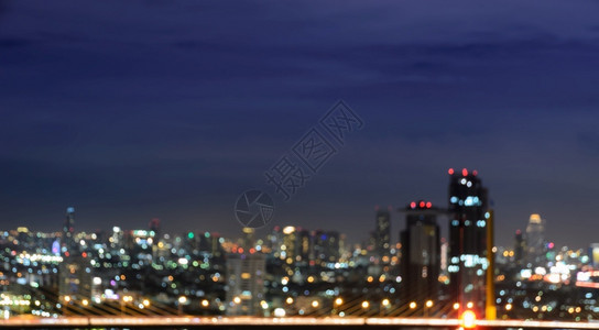 景观圆形的色彩多模糊摩天大楼在黄昏时照亮城市布凯灯光黎明图片