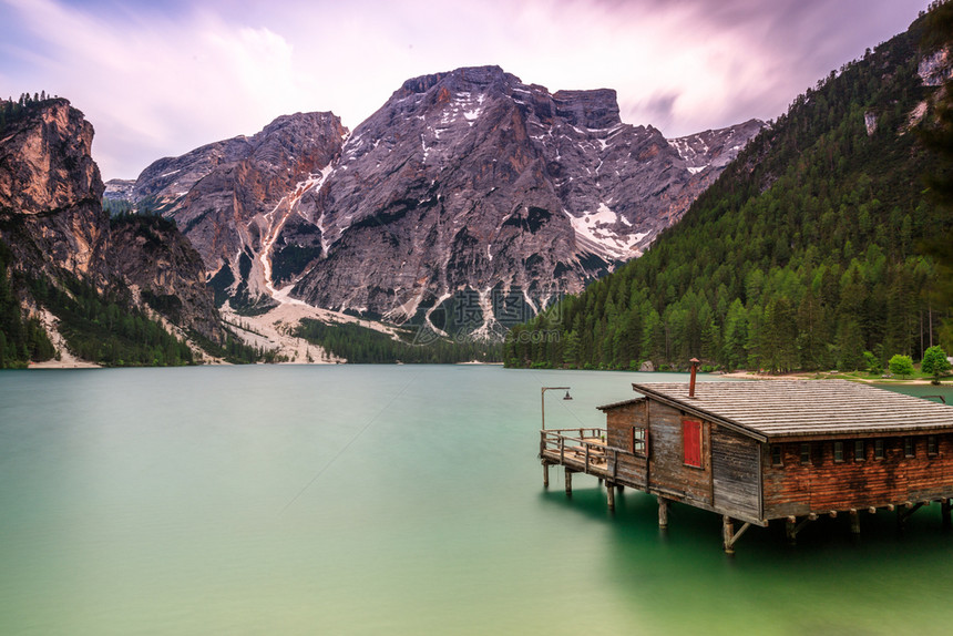 白云岩野湖石Braies湖PragserWildsee在多洛米蒂阿尔卑斯山苏蒂罗尔意大利图片