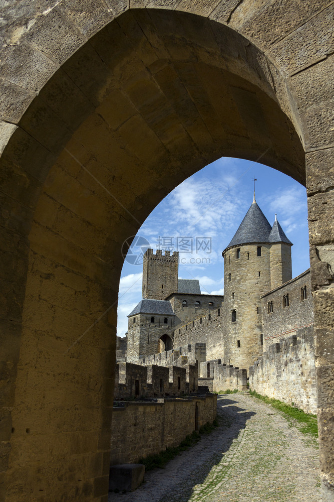 一种位于法国西南部朗格多克鲁西永地区的中世纪堡垒和城墙市卡尔松于五世纪由西哥特人建立于1853年修复现为联合国教科文组织世界遗产图片