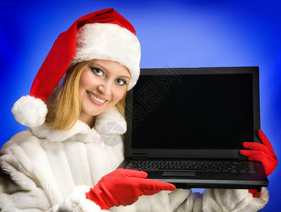 带笔记本电脑的迷人圣诞女孩网电子邮件年轻的图片