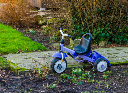 孩子们的运输花园里停着三轮车儿童玩具流行的小孩玩具图片