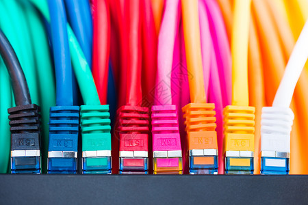 连接到开关的多彩网络电缆联丰富多彩的中心高清图片
