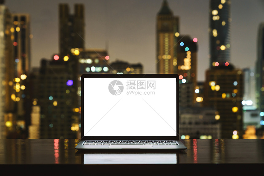 人们工作空间白色屏幕显示城市夜背景的白屏显示器上手提笔记本电脑现代的技术图片