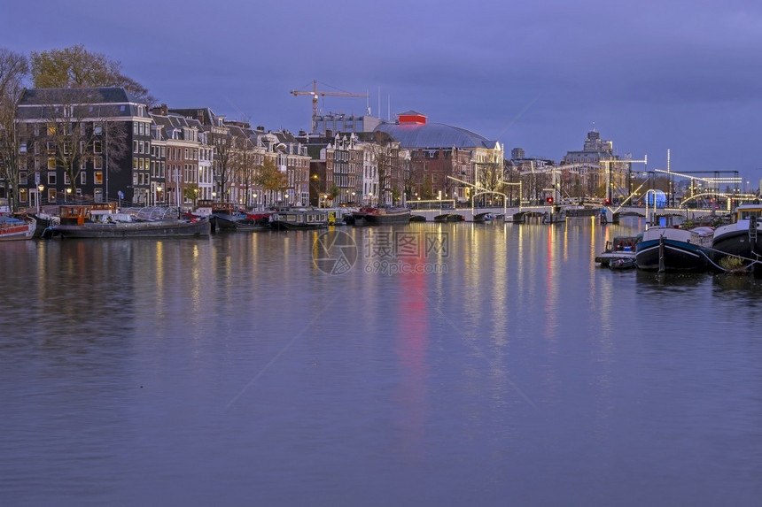 城市景观荷兰语旅游日落时在荷兰阿姆斯特丹尔河市风景图片