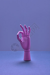 粉色爆款推荐极简主义者木偶象征艺术家模特的垂直木手指在明亮光彩中的指牌在演播室的亮光中Art假人手表现出正确的姿势设计图片