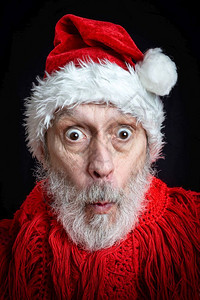 在圣诞节日假扮成圣诞老人的白胡子成年男的肖像瓜拉纳皮美丽的吃惊图片