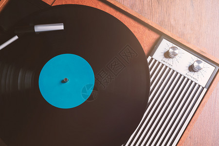 默西梅克声音在木制桌子上有黑乙烯唱片的古老克纳默语顶端视图关闭信用风格1970年代迪斯科设计图片