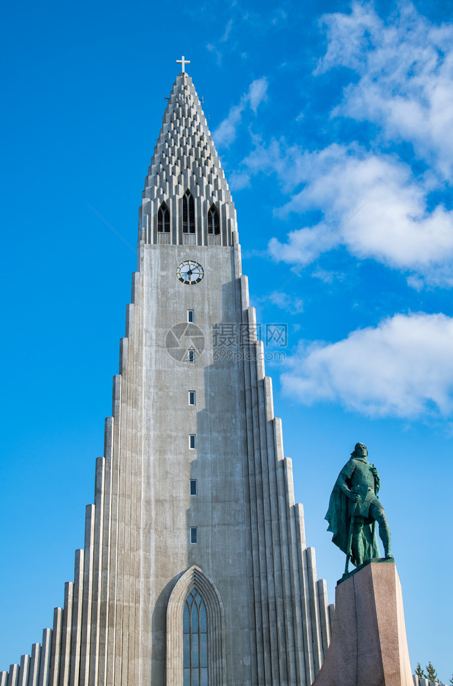 城市蓝色的冰岛雷克雅未的Hallgrimskirkrkija大教堂在阳光明媚的夏日外出有蓝天空和云彩图片