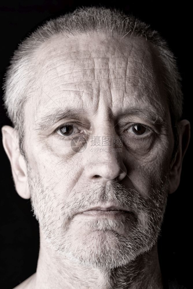 一个眼神贫乏的悲伤和忧郁男人肖像皱纹瓜拉纳皮高级的图片