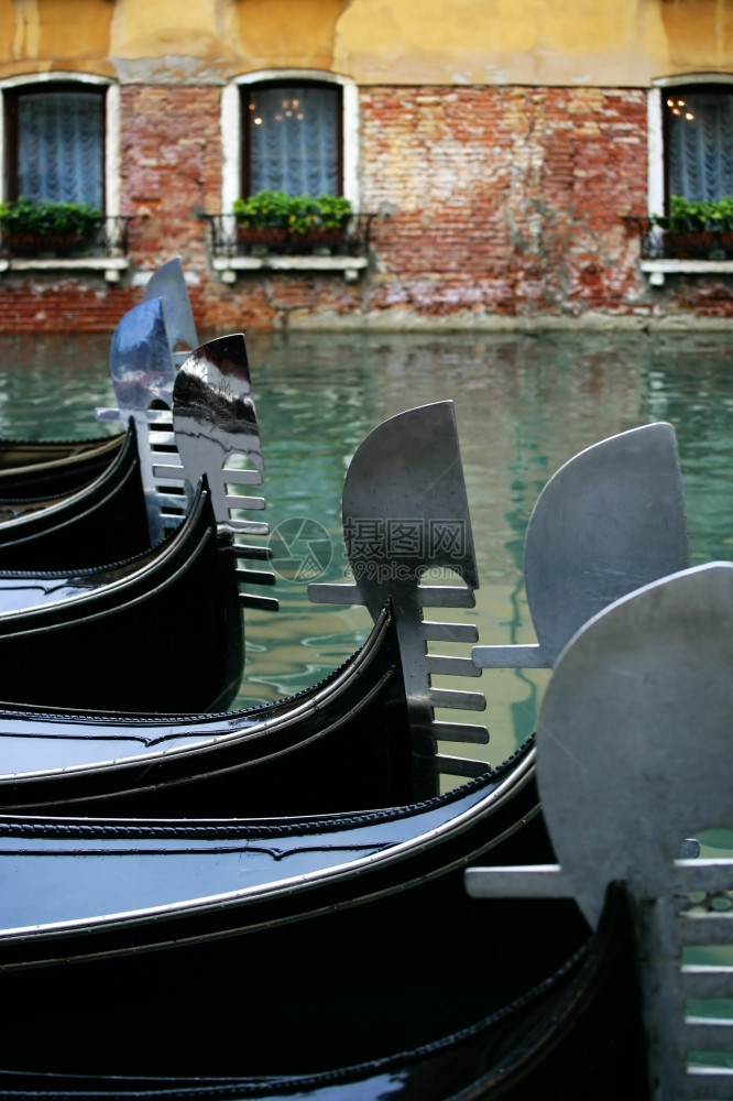 浪漫的安详漂浮在意大利威尼斯等待观光客的Gondolas照片图片