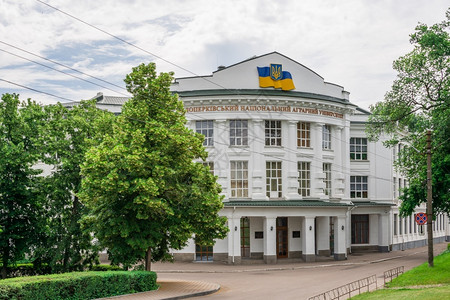 博物馆采尔克瓦白色的BilaTserkva乌克兰062乌克兰BilaTserkva市国立农业大学在阴天的夏日乌克兰市国立农业大学背景