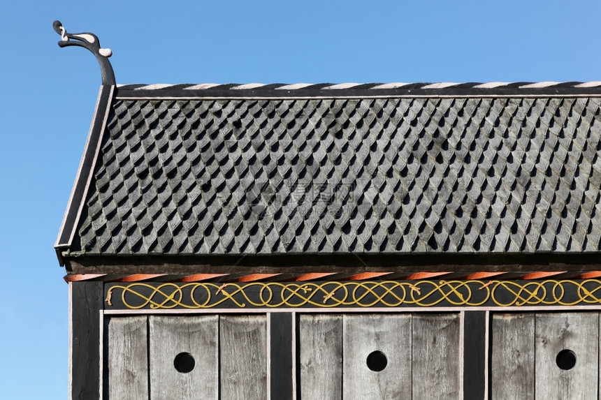古老的旅行丹麦Moesgaard一个维京教堂的屋顶和细节图片