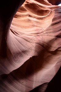 亚利桑那峡谷太阳光照着亚利桑那州一个山洞峡谷的红岩壁峡谷西南图片