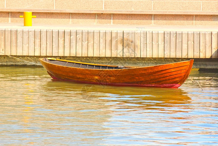 船体一艘木在港口下划潮水一种绳索图片