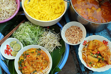地瓜放锅越南自制食物MiQuangDalat是一种面粉汤包括黄干虾猪肉等原料以及多种成分的蔬菜大叻越南的亚洲人背景