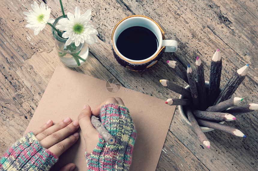 锅锥体颜色妇女在冬季戴羊毛手套在圣诞节寒冷的季热咖啡杯花盆木本上铅笔等寒冷日给来自遥远孤独背景的情人写字信图片
