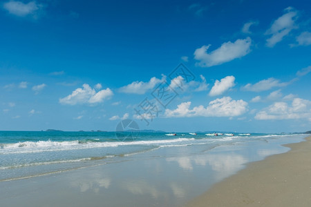 天空热带海滩有清水蓝天和快艇海景云图片