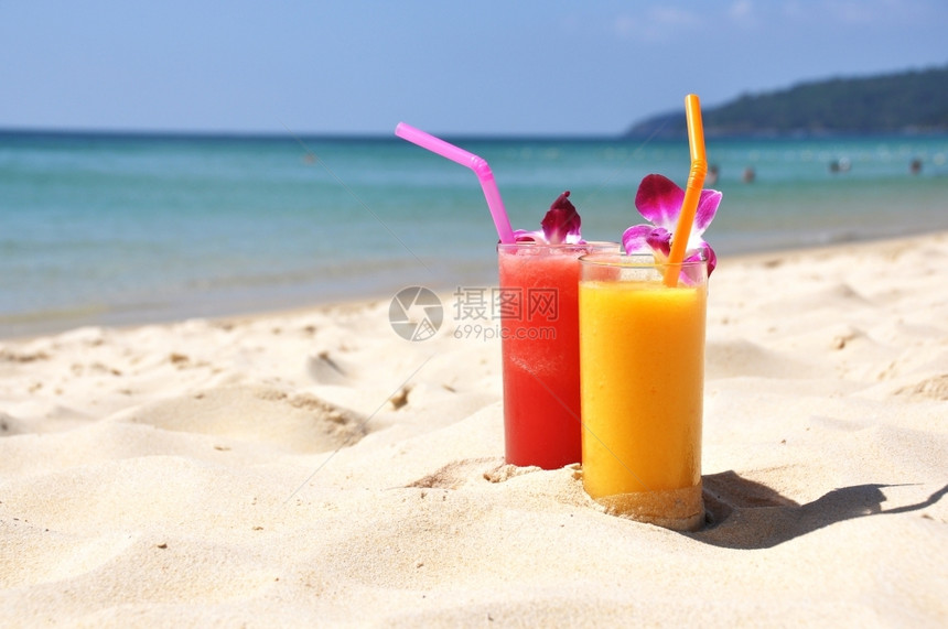 沙滩上的果汁图片