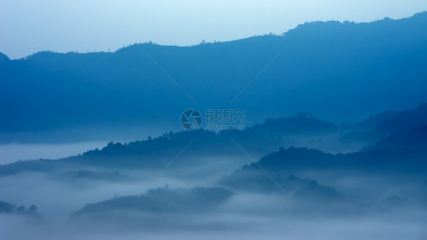 蒙清晨在泰国南普朗卡家公园的山丘和迷雾柔焦点蓝调PhuLangka户外蓝色的图片