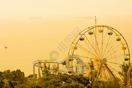 香港海洋公园游乐的Ferris轮亚洲中途国人图片