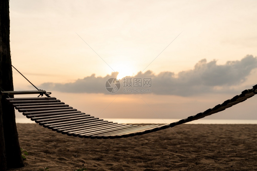 海滩上的木摇椅图片