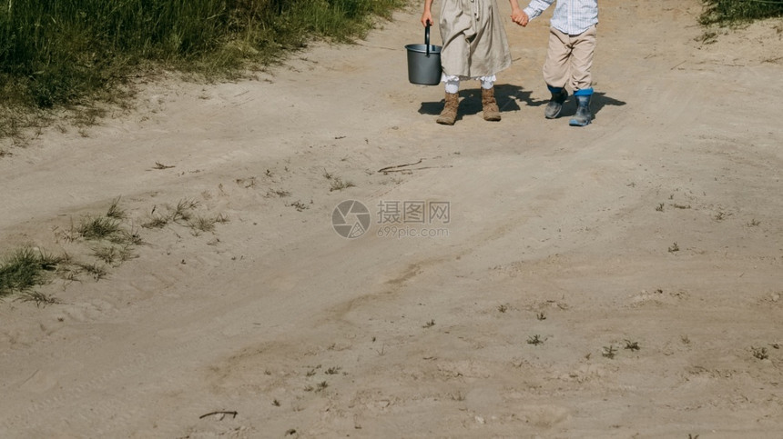 儿童在靠近湖边的乡村公路上捕鱼旅行乐趣农村图片