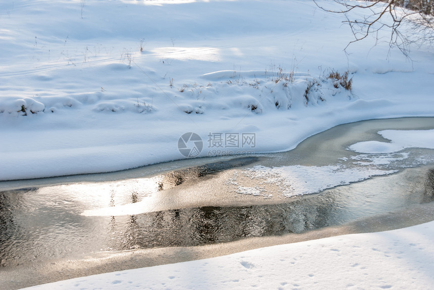 冬季霜寒冷的天公园里冰冻的河水全景图片