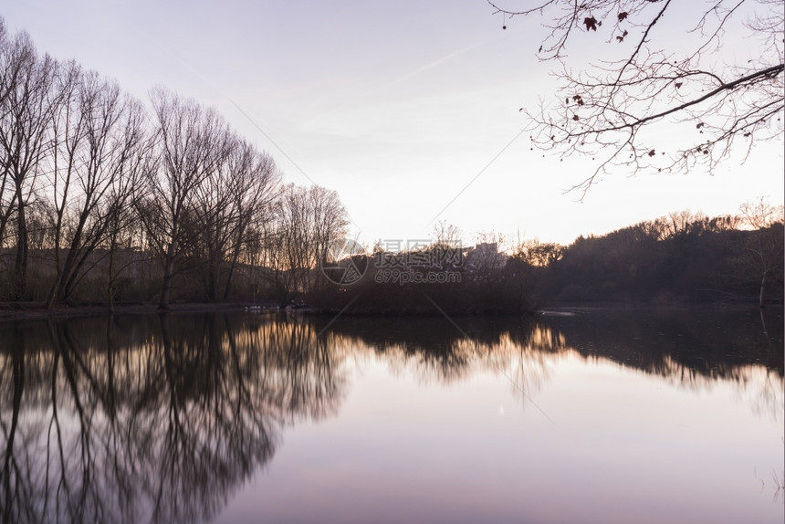 农村罗卡德尔山谷湖的日落结石欧洲图片