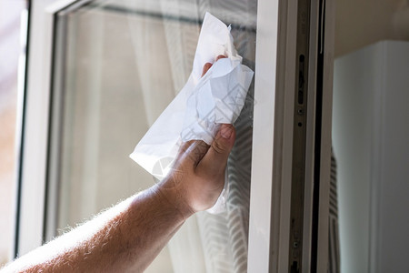 清理女男人利用纸毛巾清洁服务概念家和管理概念用纸巾擦窗户图片
